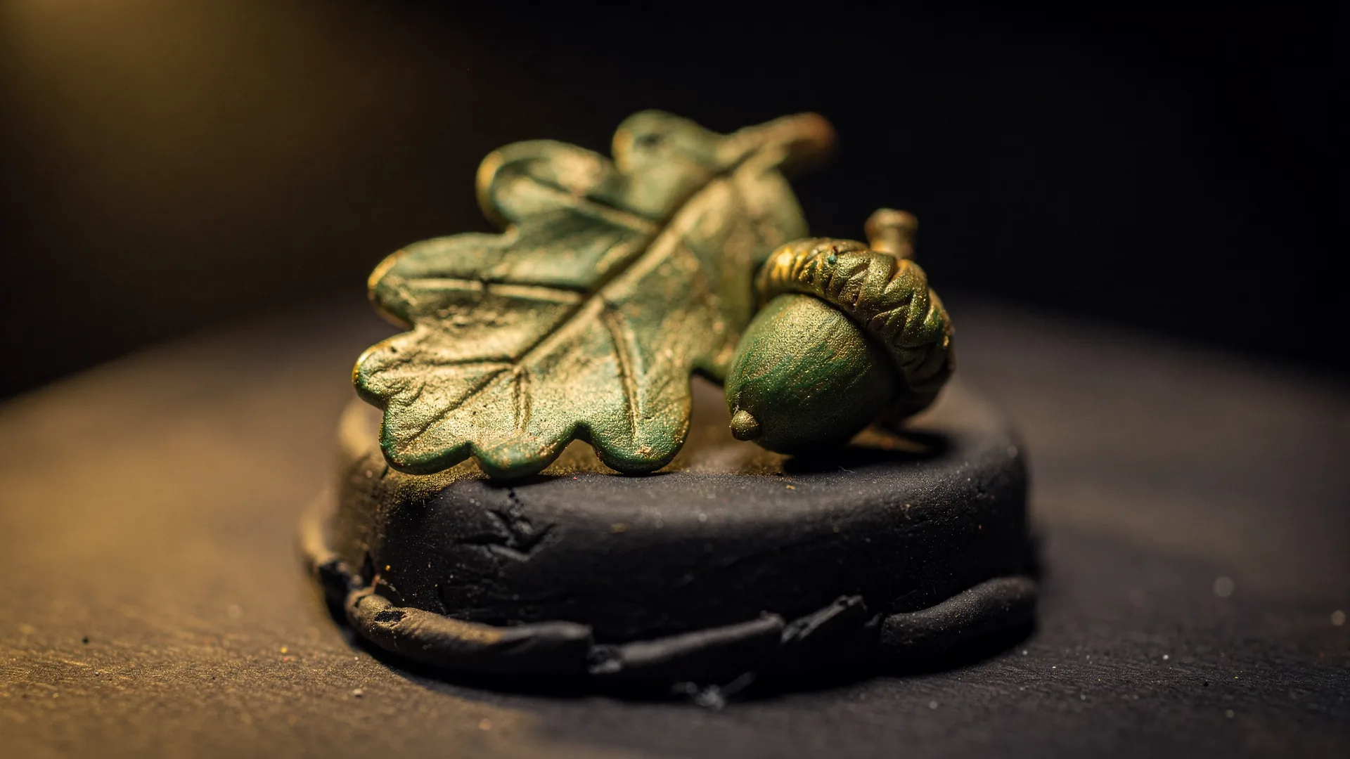Cultural Heritage emblem: an oak leaf and acorn